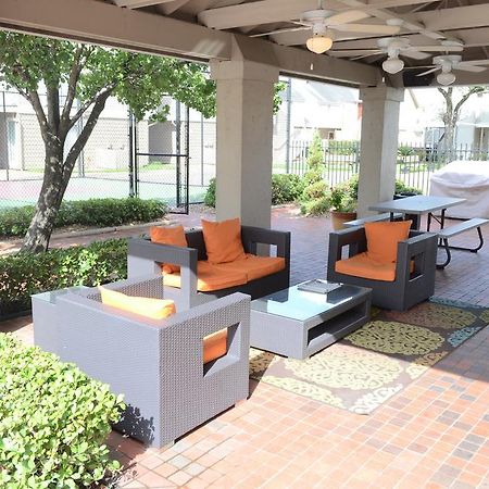 Moody Manor Aparthotel Houston Bagian luar foto